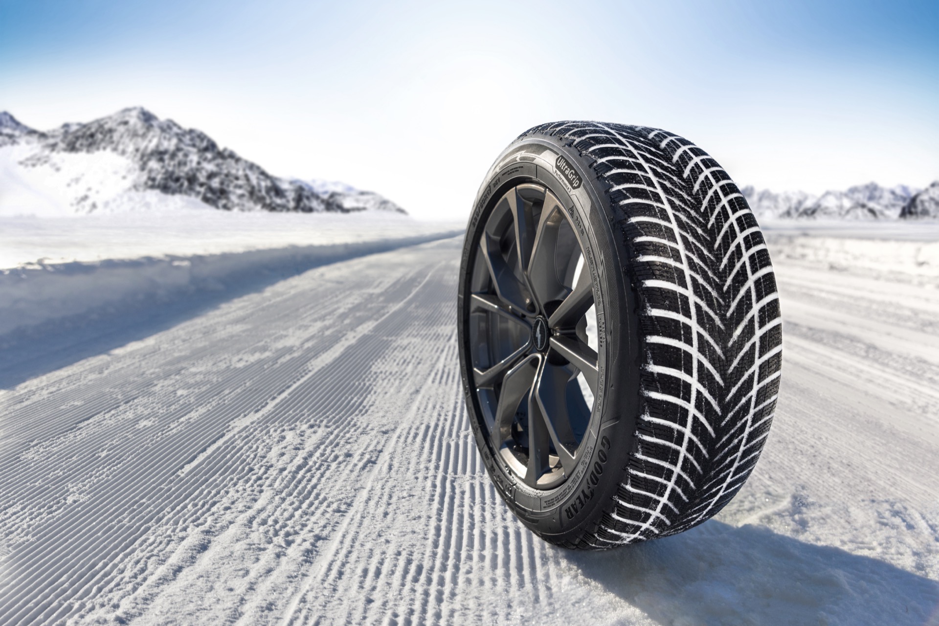 Autobild har testet bremselængden på 54 vinterdæk, og Bridgestone, Michelin, Goodyear og Kleber er blandt de bedste.