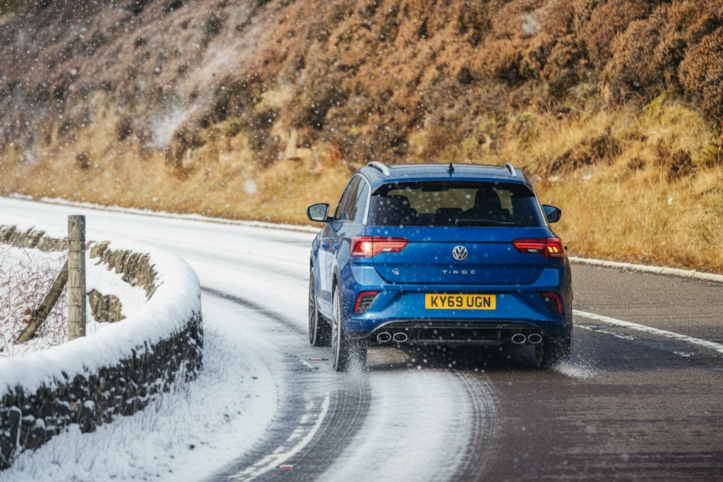 AutoBild Helårsdæktest 2025 (215/50 R18) — Bridgestone og Continental fører an